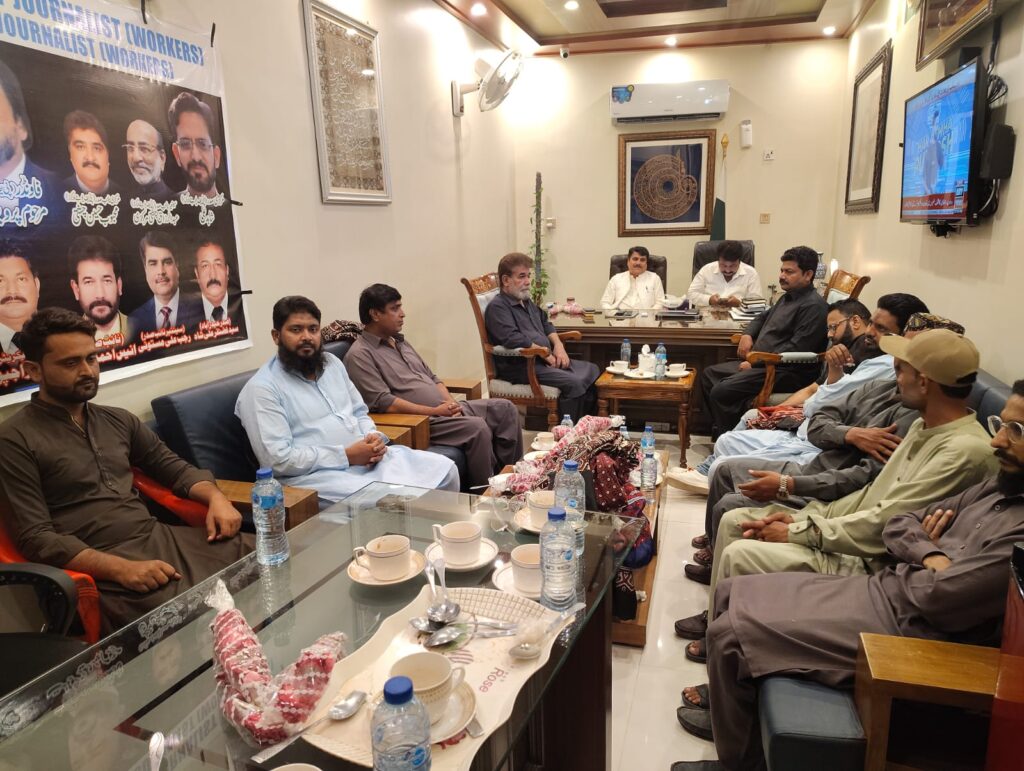 حیدرآباد یونین آف جرنلسٹس ورکرز کے نومنتخب عہدیداران کو سندھی اجرک اور ٹوپی پہنائی جا رہی ہے۔